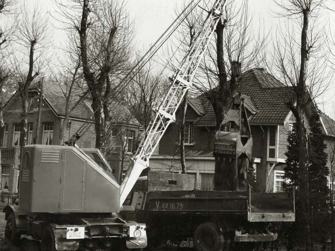 Historic image of one of the first Goeyvaerts-R cranes